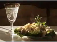 Чаша с бяло вино и пилмени!