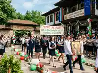 Празнично шествие на ученици за 24 май