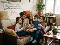 Щастлива баба празнува Бабинден с внуците си в уютен дом, изпълнен с любов и смях.