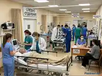 Натоварено спешно отделение: лекари и сестри обслужват пациенти, извършват прегледи и триаж.