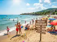 Весела ваканция на плажа: слънце, море и летни емоции под синьото небе.